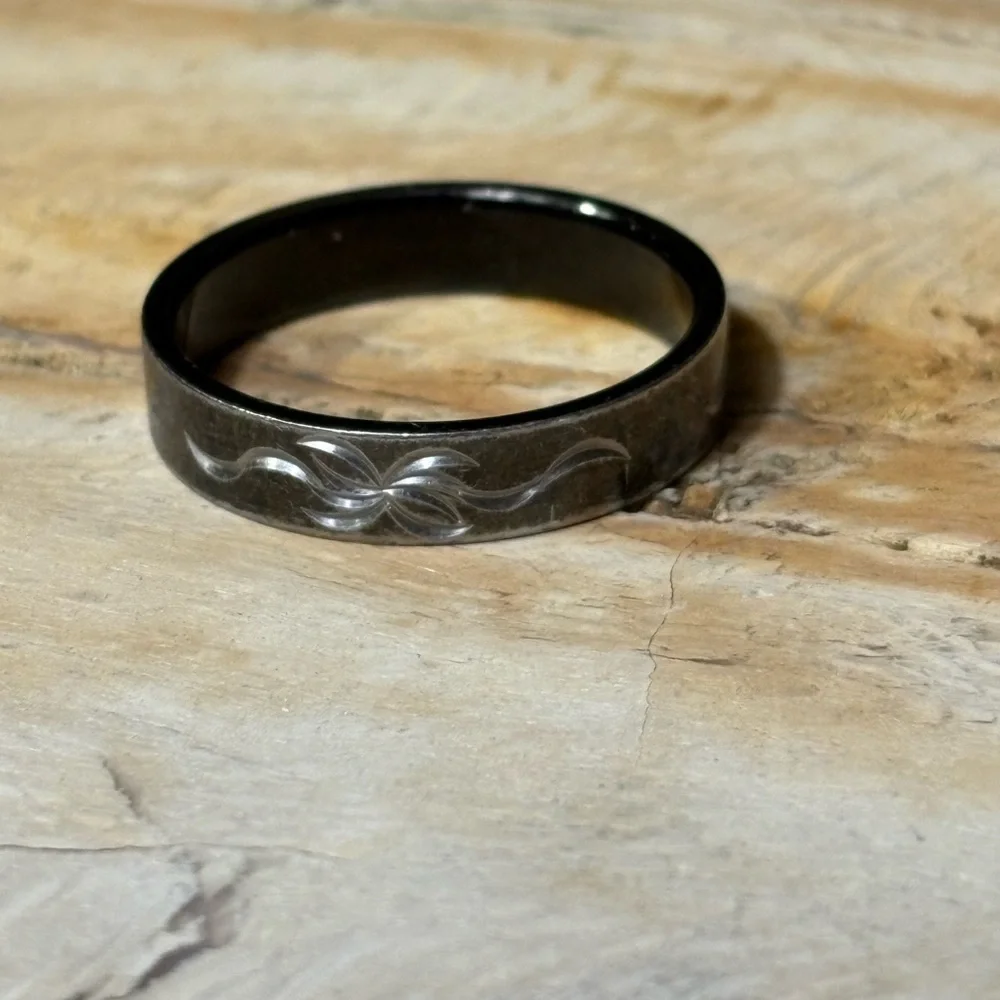 Men’s Black and Silver Band Ring with EtchyDynamic Pattern